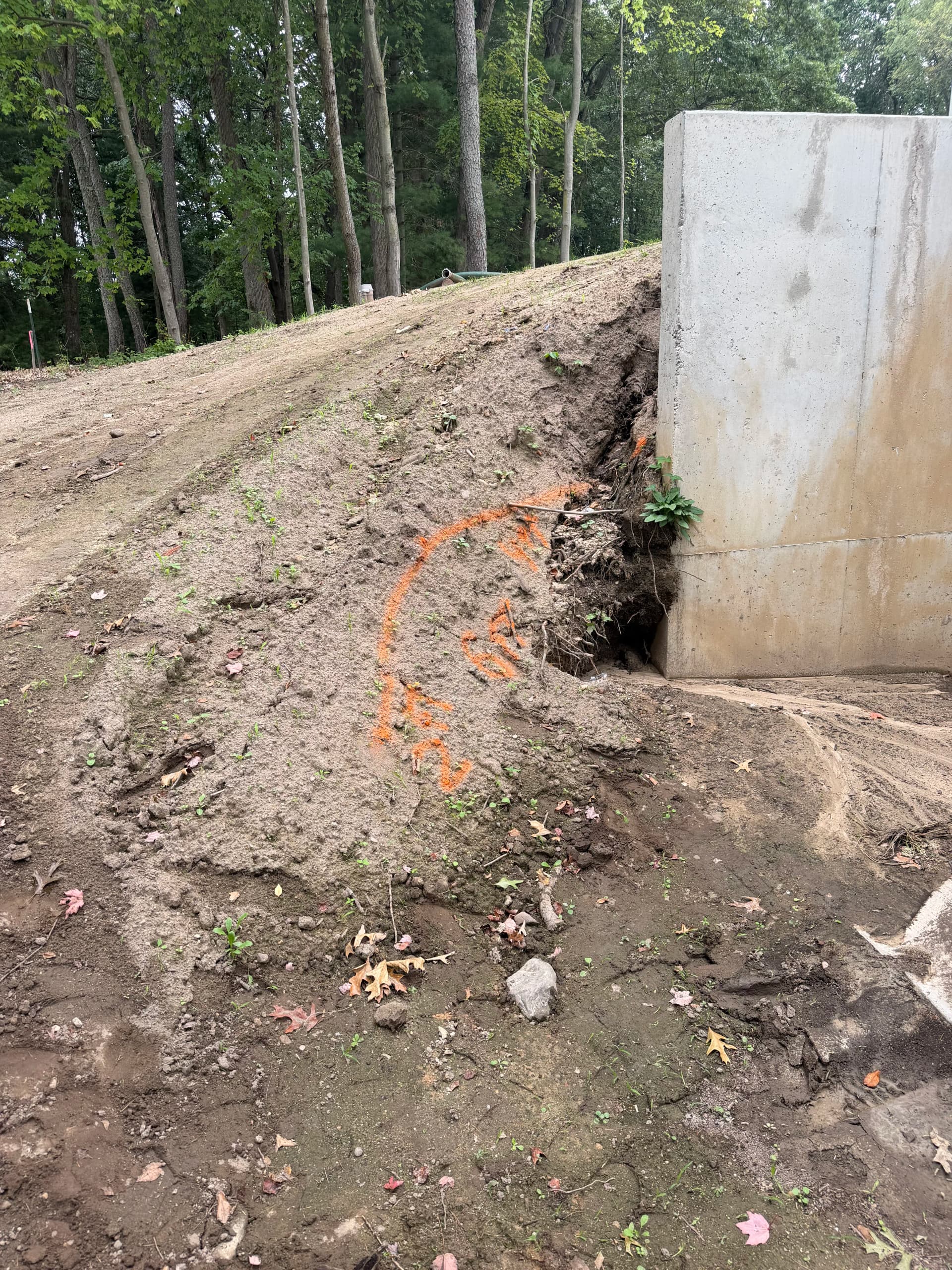 One-Day Retaining Wall Build Using Unilock Pisa Smooth Block image